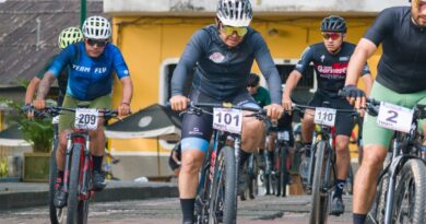 Más de 100 deportistas subieron al Cerro De Cristo Rey.
