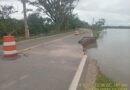 Hay paso por un carril donde el río Metica rompió la carretera Puerto López-Puerto Gaitán